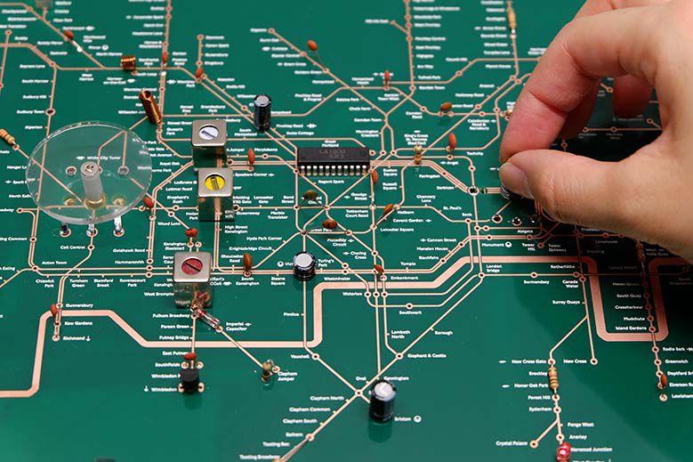回路が線路で、部品がビル、500台限定「TUBE MAP RADIO」 | タブルーム