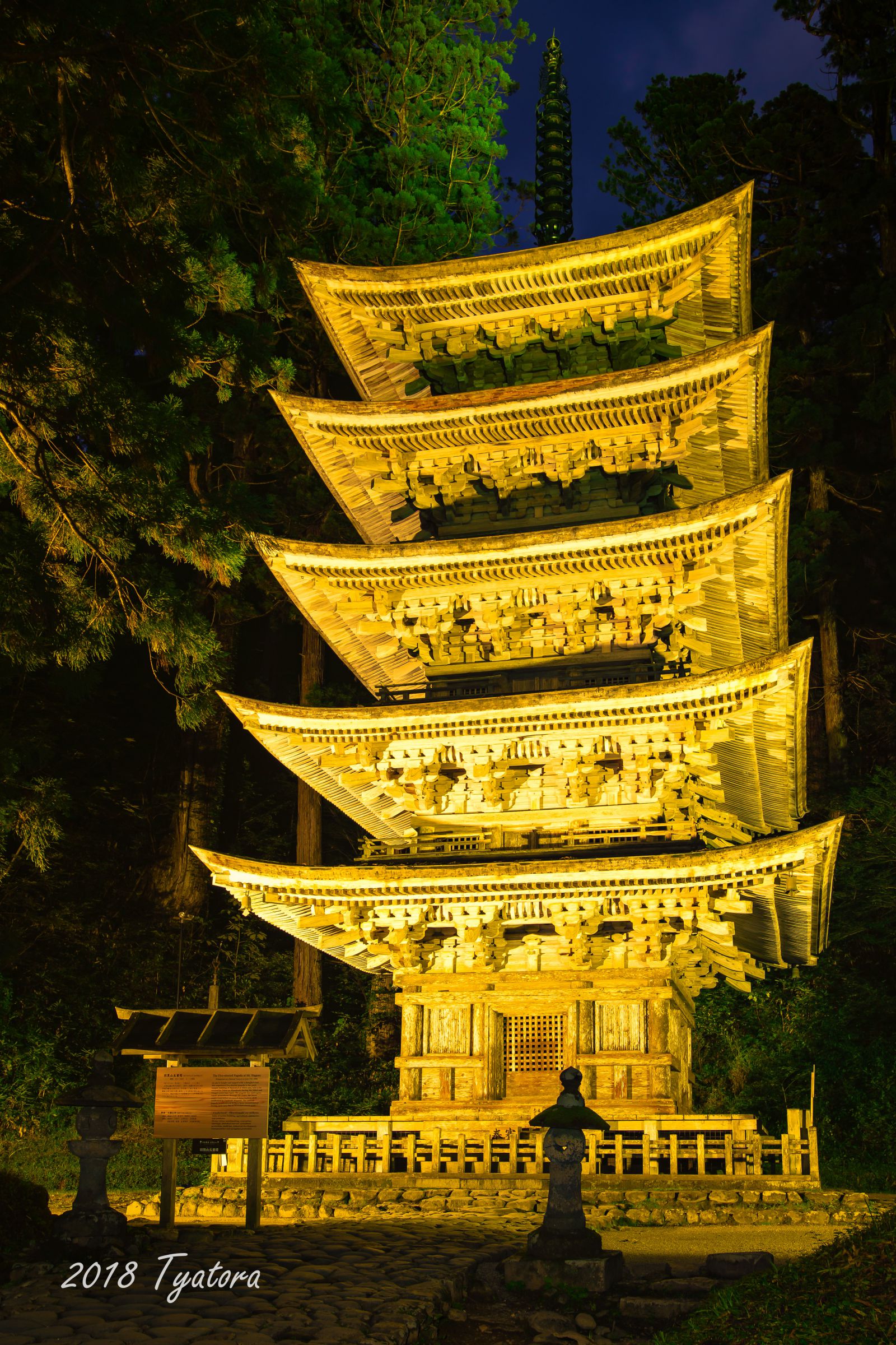 金色に輝く五重塔 | GANREF