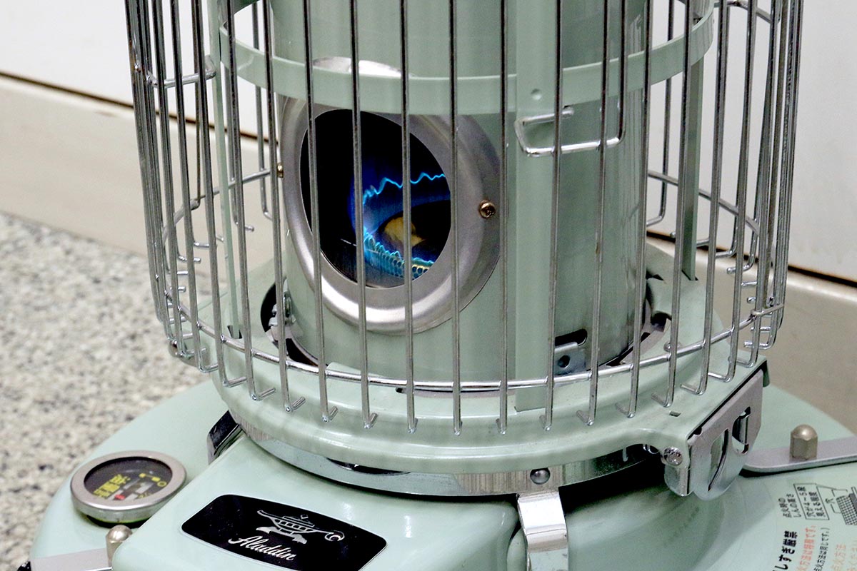 青い炎をともすアラジンのレトロな定番ストーブ。熟練の職人技を工場で