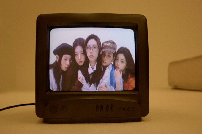 ILLIT、3rd Mini Album 'bomb' の1つ目のコンセプトフォトを公開