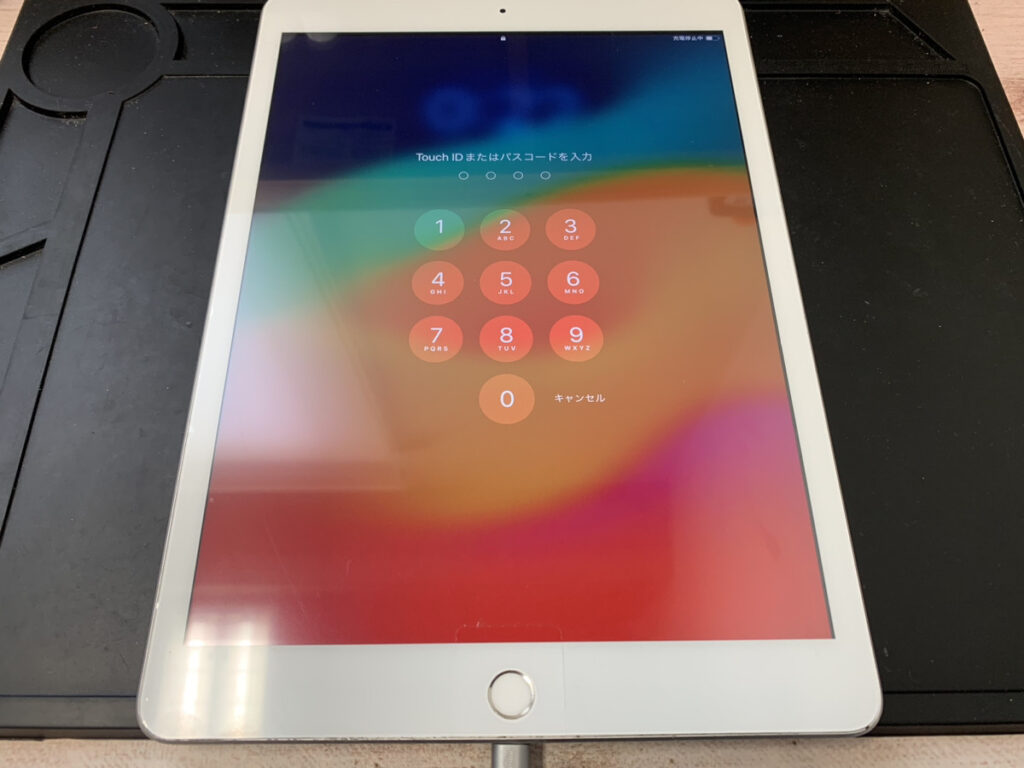 画面全体が粉々に割れてフレームも歪んでいるiPad第8世代 | 【最安値