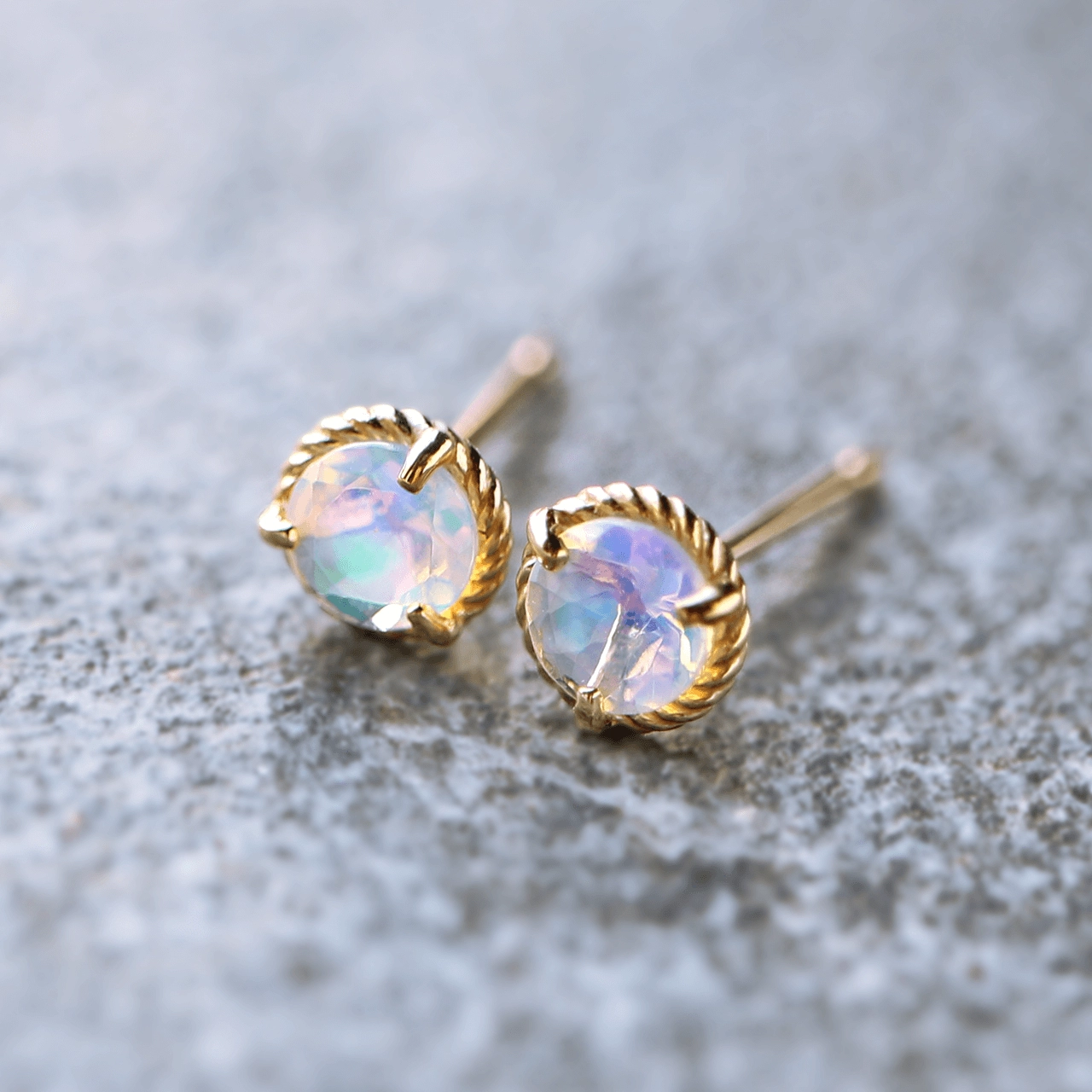 K18 プレシャスオパールのポストピアス ~Ello Fiol~ 10月誕生石