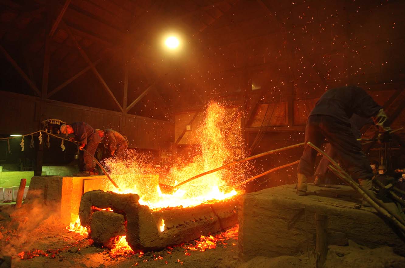 機械ではつくれない？超高純度の鋼「玉鋼」の製法とは | 中川政七商店