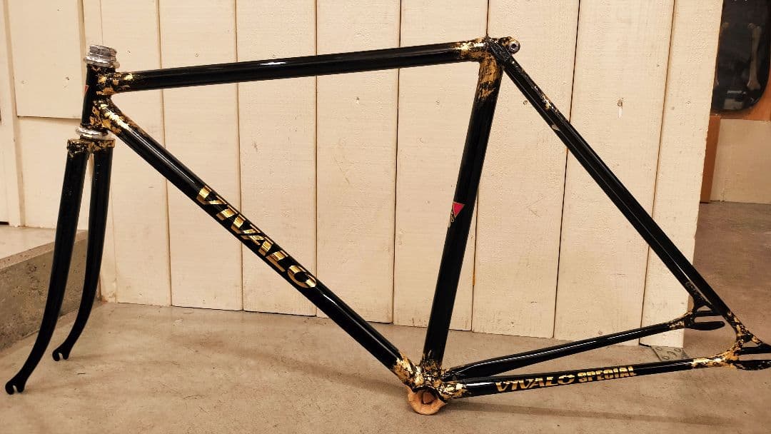 Vivalo ピストフレーム NJS ブラック/ゴールド 鳥取県の老舗ビルダーが製作する極上フレーム『PRESTO』 | ブロー