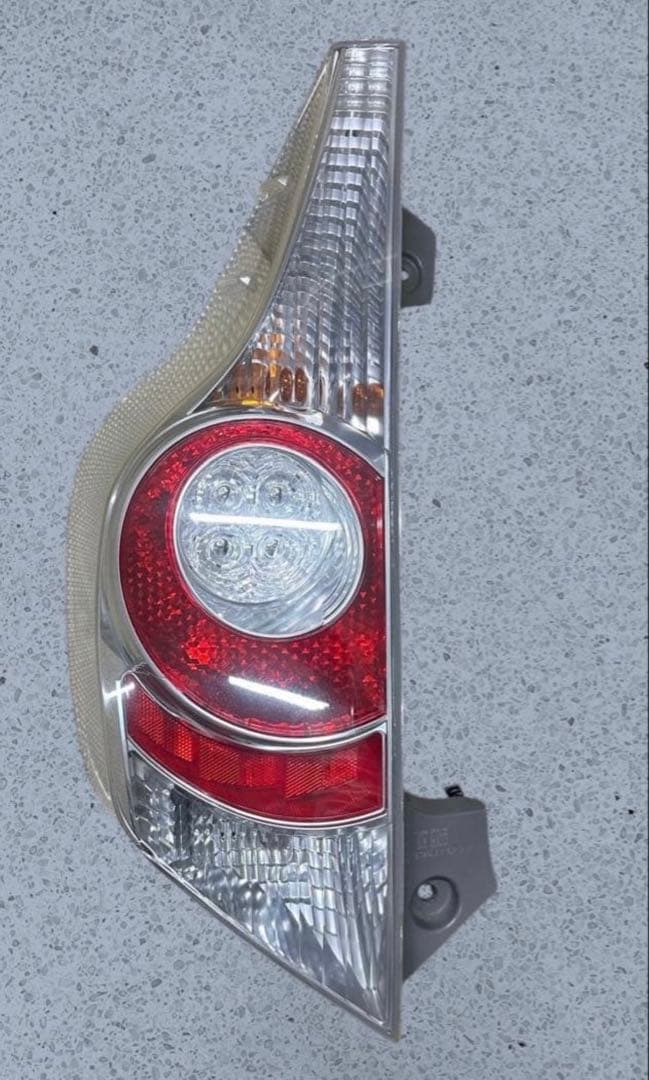 トヨタアクア　NHP10STANLEY 52-252テールライト 左 トヨタ NHP10 アクア 中期 純正 左右 テールランプ 割れあり Stanley